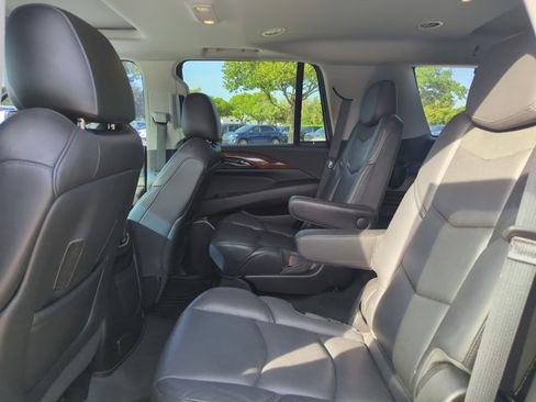 Used 2018 Cadillac Escalade Luxury RWD image 18