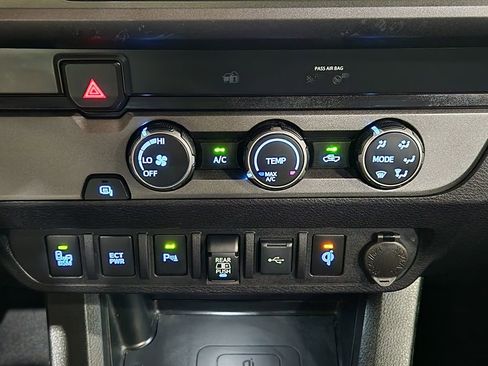 Used 2020 Toyota Tacoma TRD Sport w/ Technology Package RWD image 39