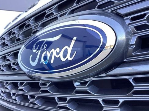 Used 2022 Ford Explorer XLT w/ Equipment Group 202A AWD/4WD image 4
