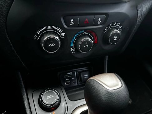 Used 2017 Jeep Cherokee Sport AWD/4WD image 14