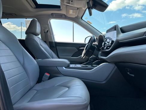 Used 2024 Toyota Highlander XLE FWD image 25