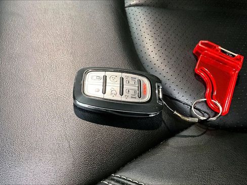 Used 2024 Chrysler Pacifica Touring-L image 35