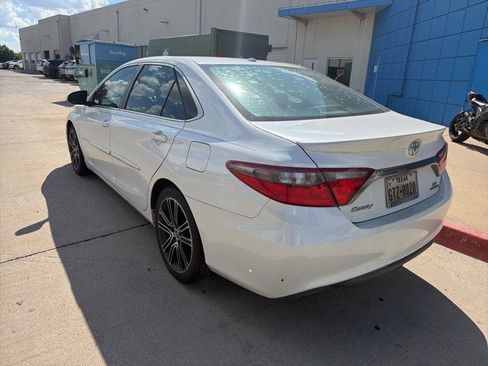 Used 2016 Toyota Camry SE image 3
