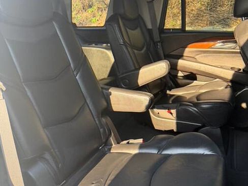 Used 2018 Cadillac Escalade Luxury image 21