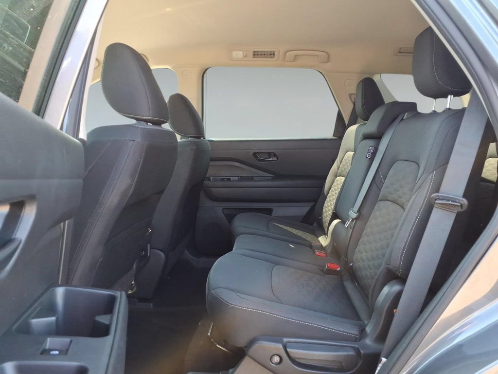 Used 2024 Nissan Pathfinder SV FWD image 12