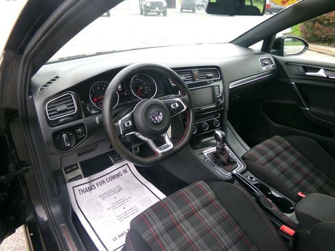 Used 2017 Volkswagen Golf 4-Door FWD image 11
