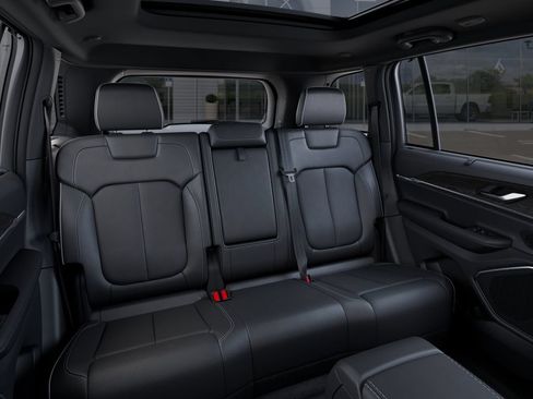 New 2025 Jeep Grand Cherokee Limited w/ Luxury Tech Group II AWD/4WD image 16