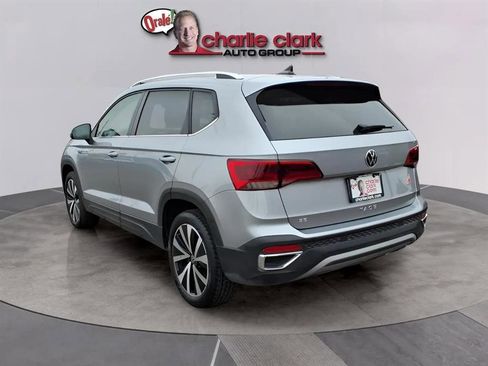 Used 2024 Volkswagen Taos SE image 3