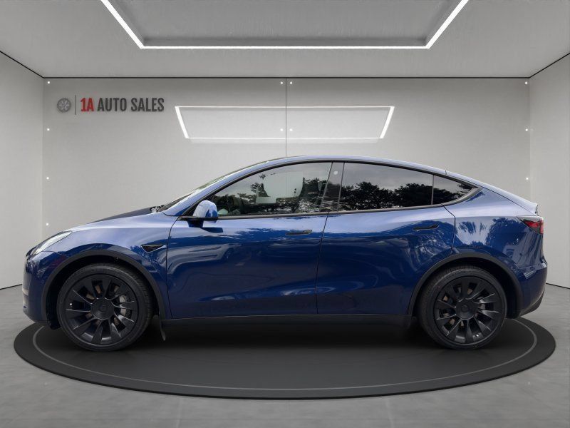 Used 2022 Tesla Model Y Long Range AWD/4WD image 2