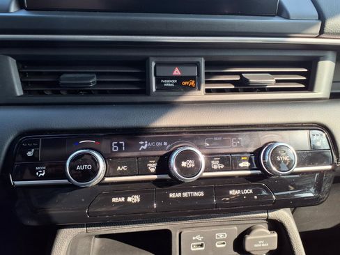 Used 2025 Honda Pilot Touring image 8