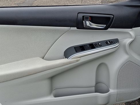 Used 2012 Toyota Camry XLE image 11