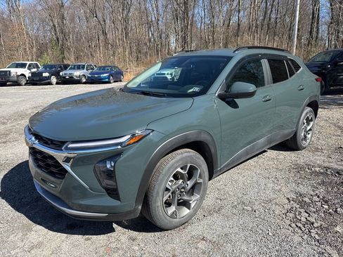 Used 2025 Chevrolet Trax LT w/ LT Convenience Package image 4