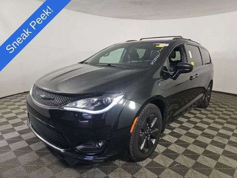 Used 2020 Chrysler Pacifica Touring-L w/ S Appearance Package FWD image 1