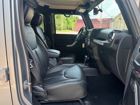 Used 2017 Jeep Wrangler Unlimited Rubicon w/ Connectivity Group AWD/4WD image 27