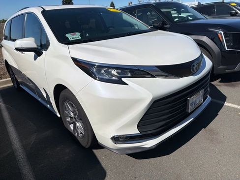 Used 2021 Toyota Sienna XLE w/ XLE Plus Package image 5