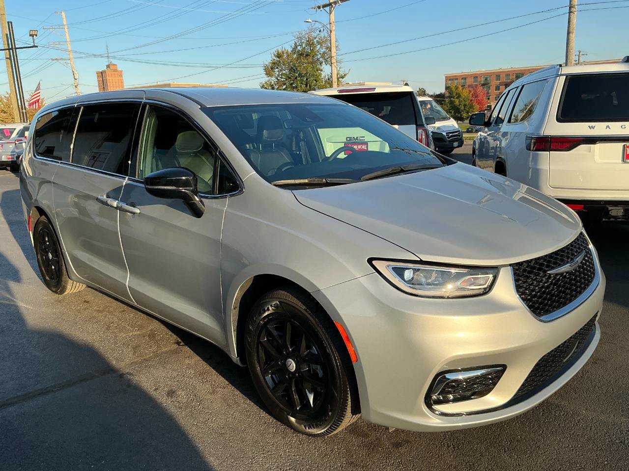Used 2026 Chrysler Pacifica Select FWD image 3