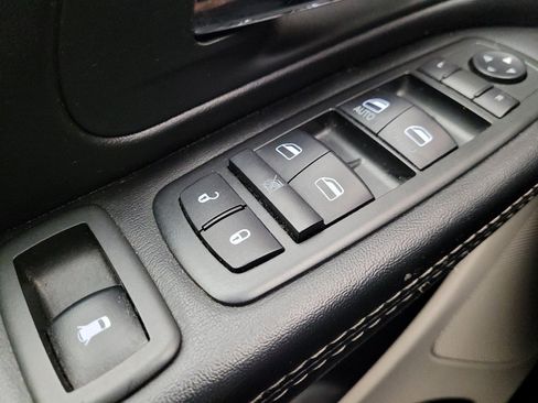 Used 2015 Chrysler Town & Country Touring w/ Driver Convenience Group FWD image 27
