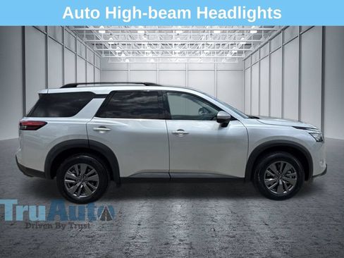 Used 2025 Nissan Pathfinder SV FWD image 9