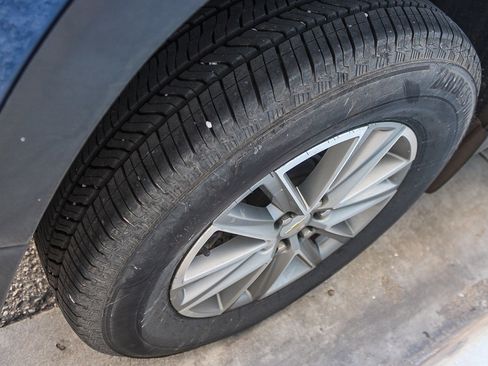 Used 2023 Chevrolet Traverse LT FWD image 16