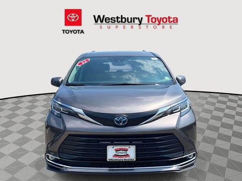 Certified 2022 Toyota Sienna XLE FWD image 3