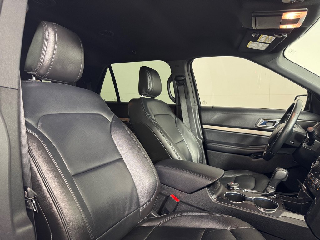 Used 2018 Ford Explorer XLT w/ Equipment Group 202A AWD/4WD image 27