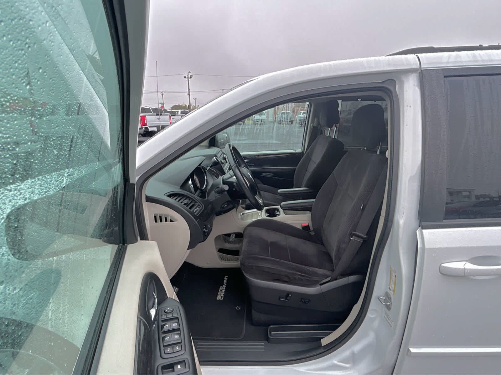 Used 2014 Dodge Grand Caravan SXT w/ UConnect Hands-Free Group FWD image 17