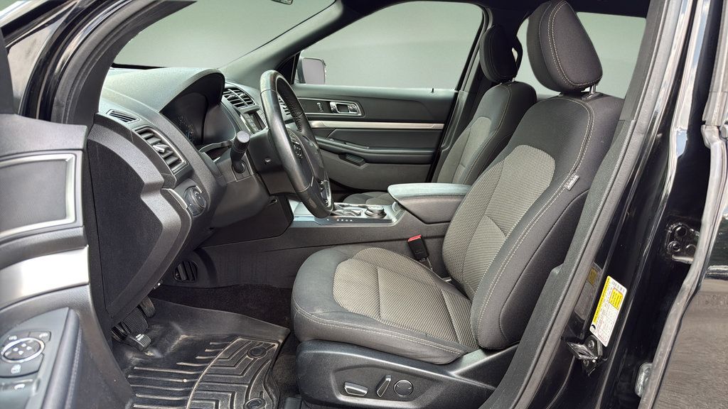 Used 2018 Ford Explorer XLT AWD/4WD image 11