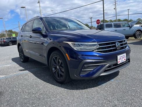 Used 2024 Volkswagen Tiguan SE w/ Panoramic Sunroof Package image 7