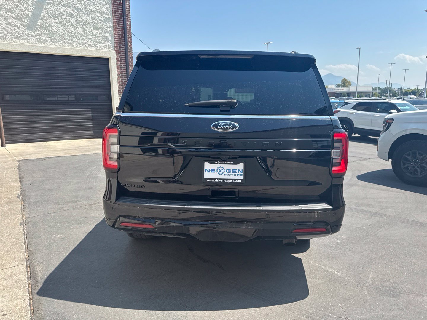 Used 2024 Ford Expedition Limited AWD/4WD image 7