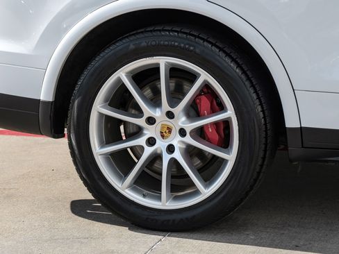 Used 2016 Porsche Cayenne Turbo w/ Premium Plus Package AWD/4WD image 47