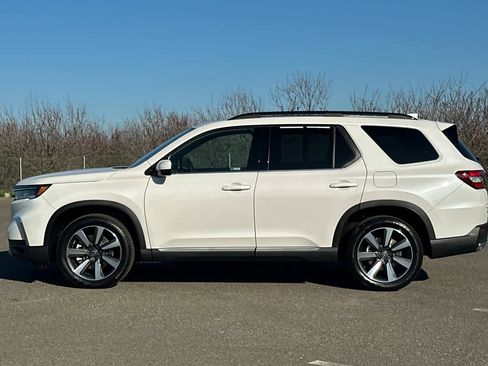 Certified 2025 Honda Pilot Touring image 7
