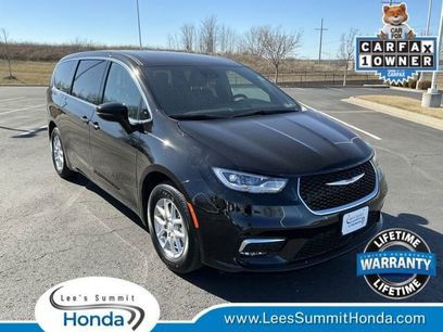 Used 2025 Chrysler Pacifica Select