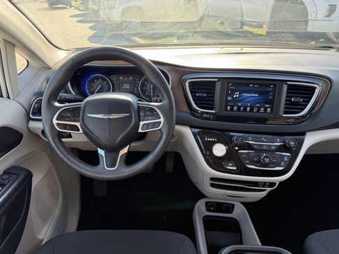 Used 2018 Chrysler Pacifica Touring Plus image 14