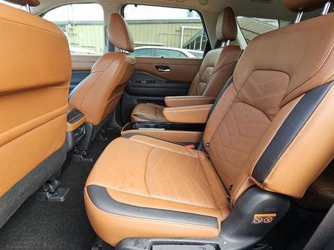 Used 2024 Nissan Pathfinder Platinum w/ Lighting Package (N92) image 10