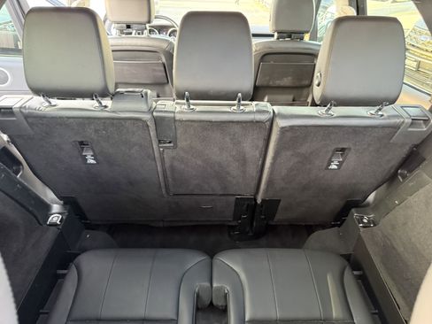 Used 2018 Land Rover Discovery SE image 19