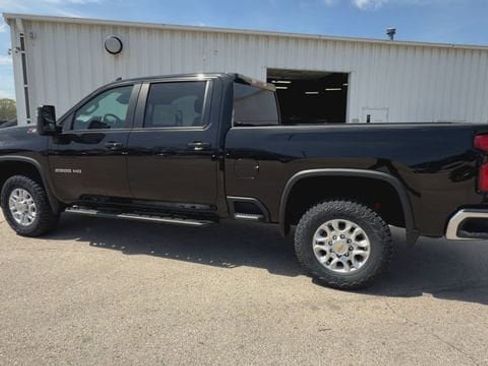 Used 2024 Chevrolet Silverado 2500 LT AWD/4WD image 33