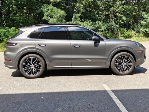 Used 2025 Porsche Cayenne AWD/4WD image 2