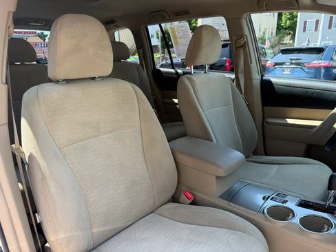 Used 2013 Toyota Highlander Plus AWD/4WD image 16