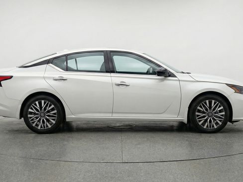 Used 2025 Nissan Altima 2.5 SV image 11