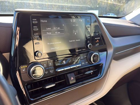 Used 2022 Toyota Highlander XLE image 17