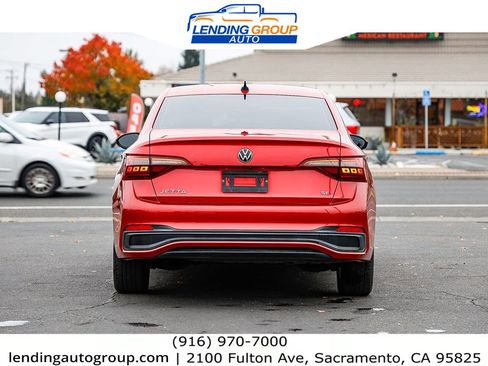 Used 2022 Volkswagen Jetta SE image 3