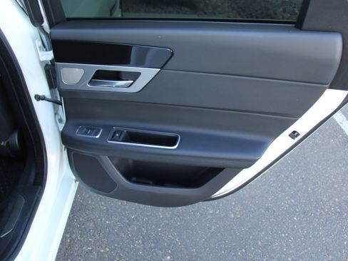 Used 2016 Jaguar XF Prestige image 30