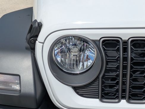 Used 2025 Jeep Wrangler Sport AWD/4WD image 9
