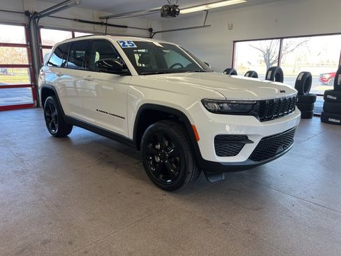 New 2025 Jeep Grand Cherokee Altitude image 1