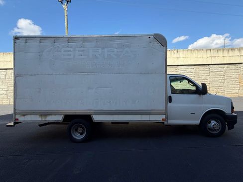 Used 2019 Chevrolet Express 3500 w/ Driver Convenience Package RWD image 6