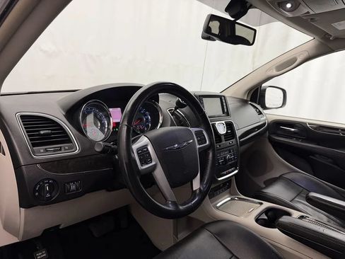 Used 2013 Chrysler Town & Country Touring-L w/ Driver Convenience Group FWD image 9