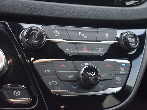 Used 2019 Chrysler Pacifica Touring Plus w/ S Appearance Package FWD image 33