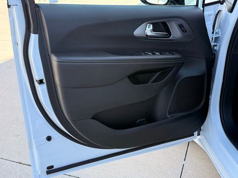 New 2026 Chrysler Pacifica Select image 28