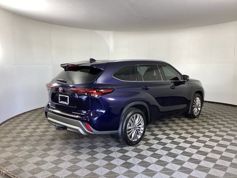 Used 2024 Toyota Highlander Platinum AWD/4WD image 2