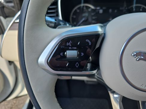 Used 2022 Jaguar XF SE RWD image 17